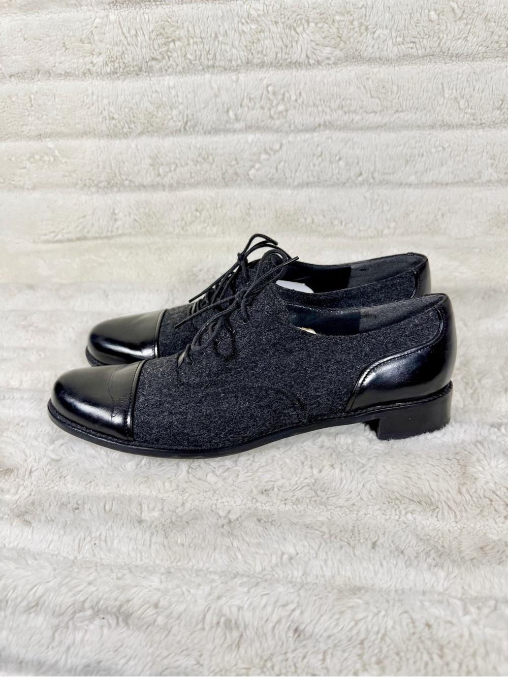 Stuart Weitzman Women’s mixed-media Wool Leather cap toe oxfords Gray Black Sz 9